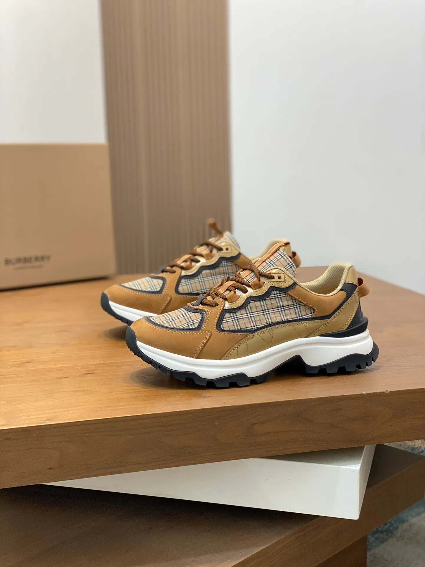 💰660 Burberry 2024🆕Ss men's classic low-cut thick-soled sneakers, made of first-grain cowhide and decorated with the new brand logo. First-layer cowhide foot pads, heel decorated with Burberry letter embossed logo, T men's men's shoes 💰U original outsole! Size: 39-44 (customized at 38.45)